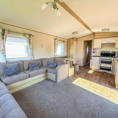 6 Berth Caravan For Hire With Wifi At Seawick Holiday Park In Essex Ref 27025Hv Clacton-on-Sea Εξωτερικό φωτογραφία