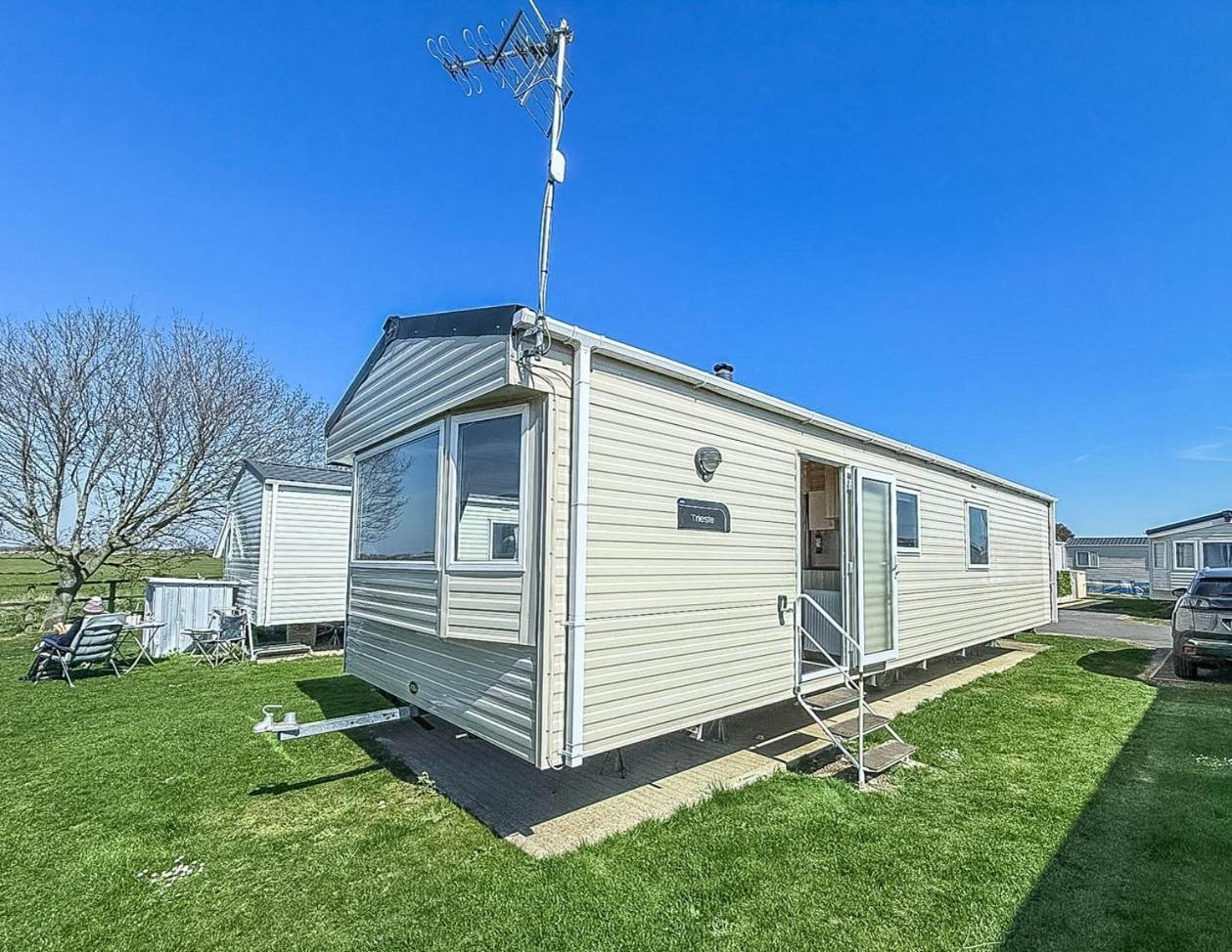 6 Berth Caravan For Hire With Wifi At Seawick Holiday Park In Essex Ref 27025Hv Clacton-on-Sea Εξωτερικό φωτογραφία