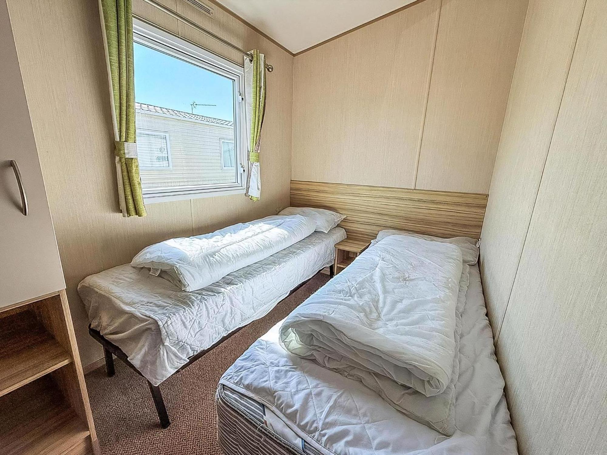 6 Berth Caravan For Hire With Wifi At Seawick Holiday Park In Essex Ref 27025Hv Clacton-on-Sea Εξωτερικό φωτογραφία