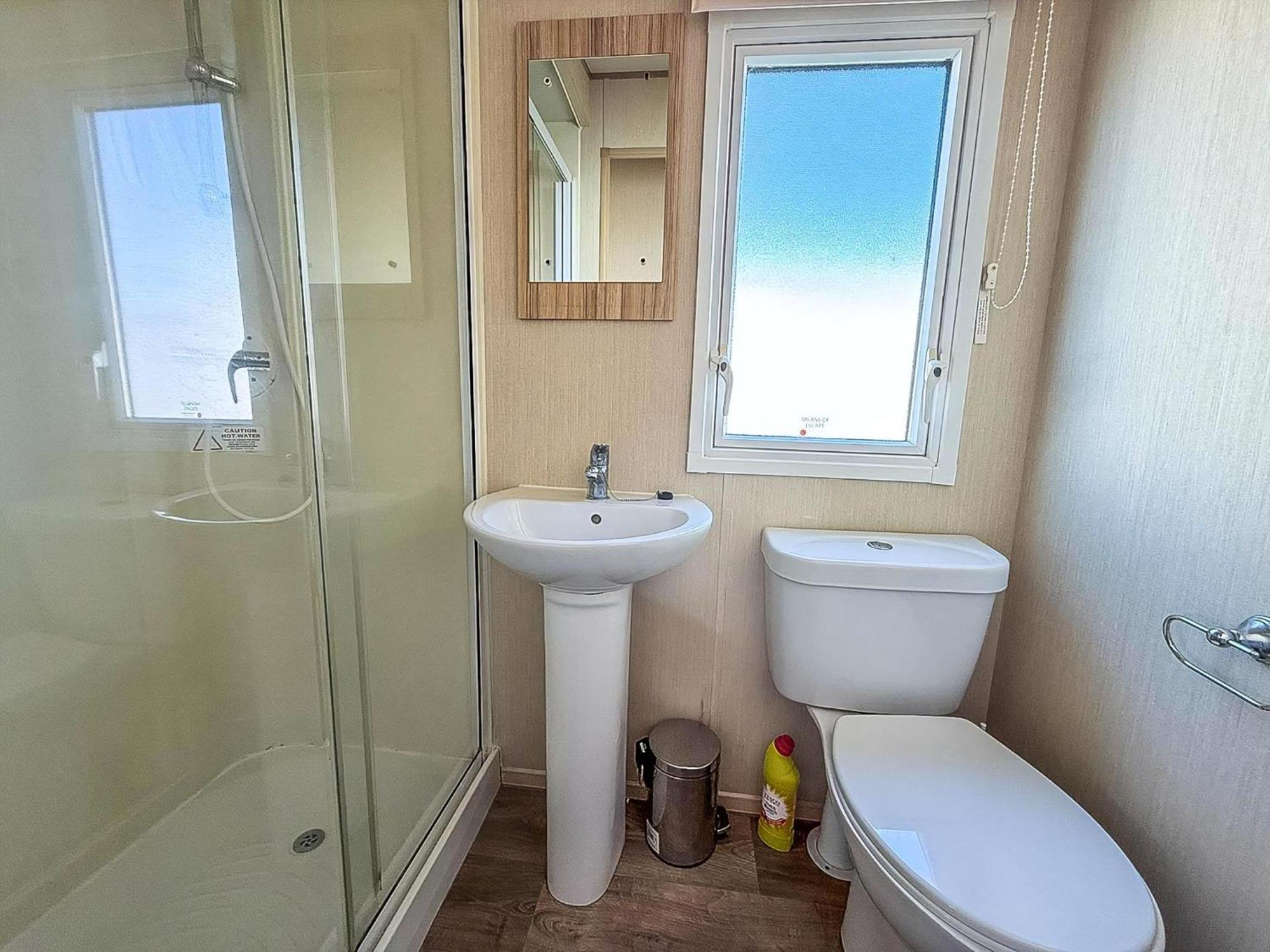 6 Berth Caravan For Hire With Wifi At Seawick Holiday Park In Essex Ref 27025Hv Clacton-on-Sea Εξωτερικό φωτογραφία
