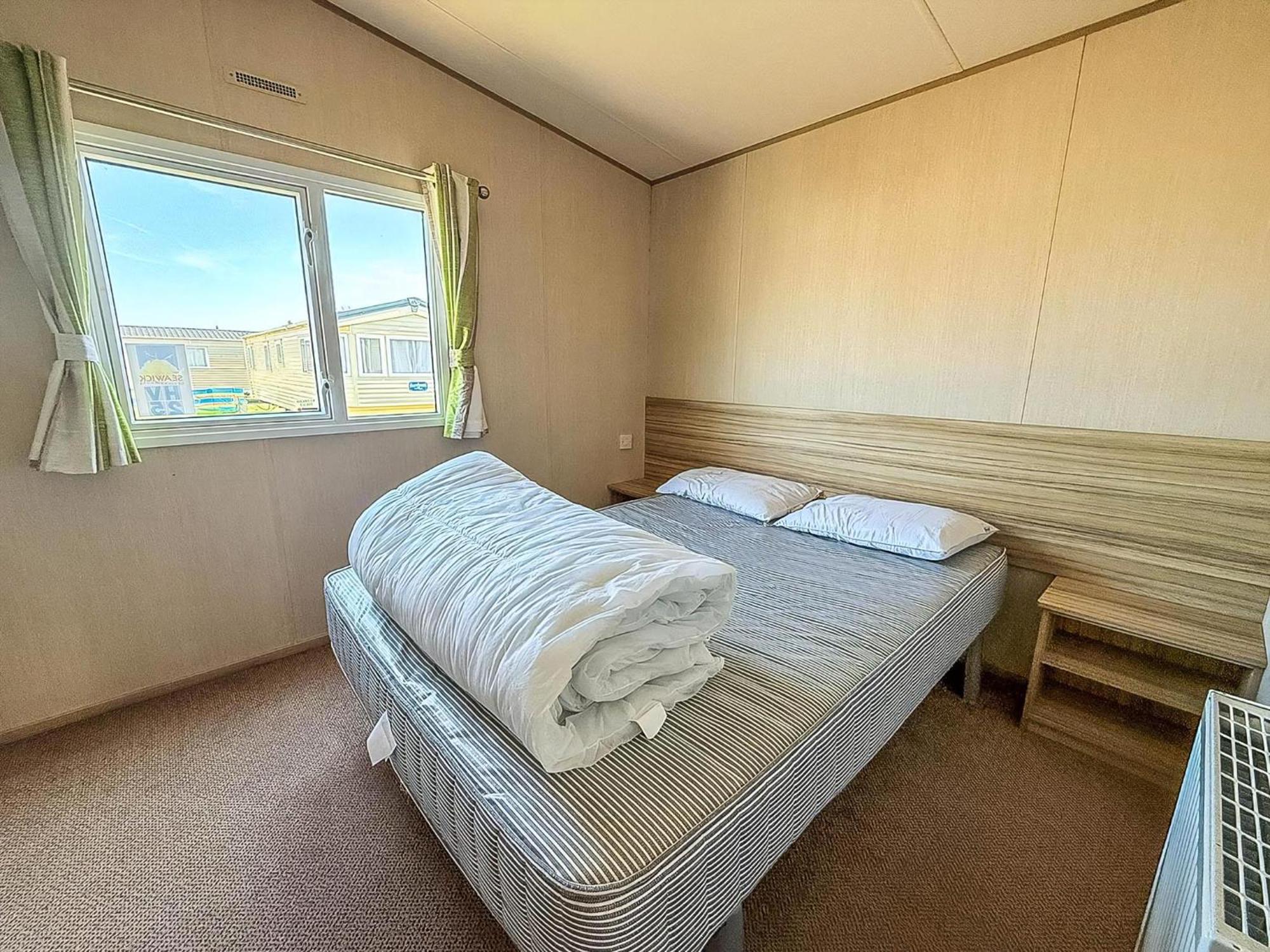 6 Berth Caravan For Hire With Wifi At Seawick Holiday Park In Essex Ref 27025Hv Clacton-on-Sea Εξωτερικό φωτογραφία