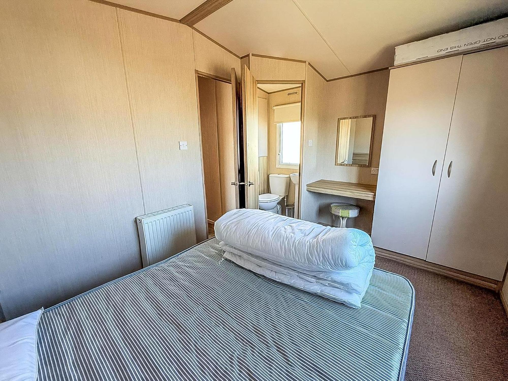 6 Berth Caravan For Hire With Wifi At Seawick Holiday Park In Essex Ref 27025Hv Clacton-on-Sea Εξωτερικό φωτογραφία