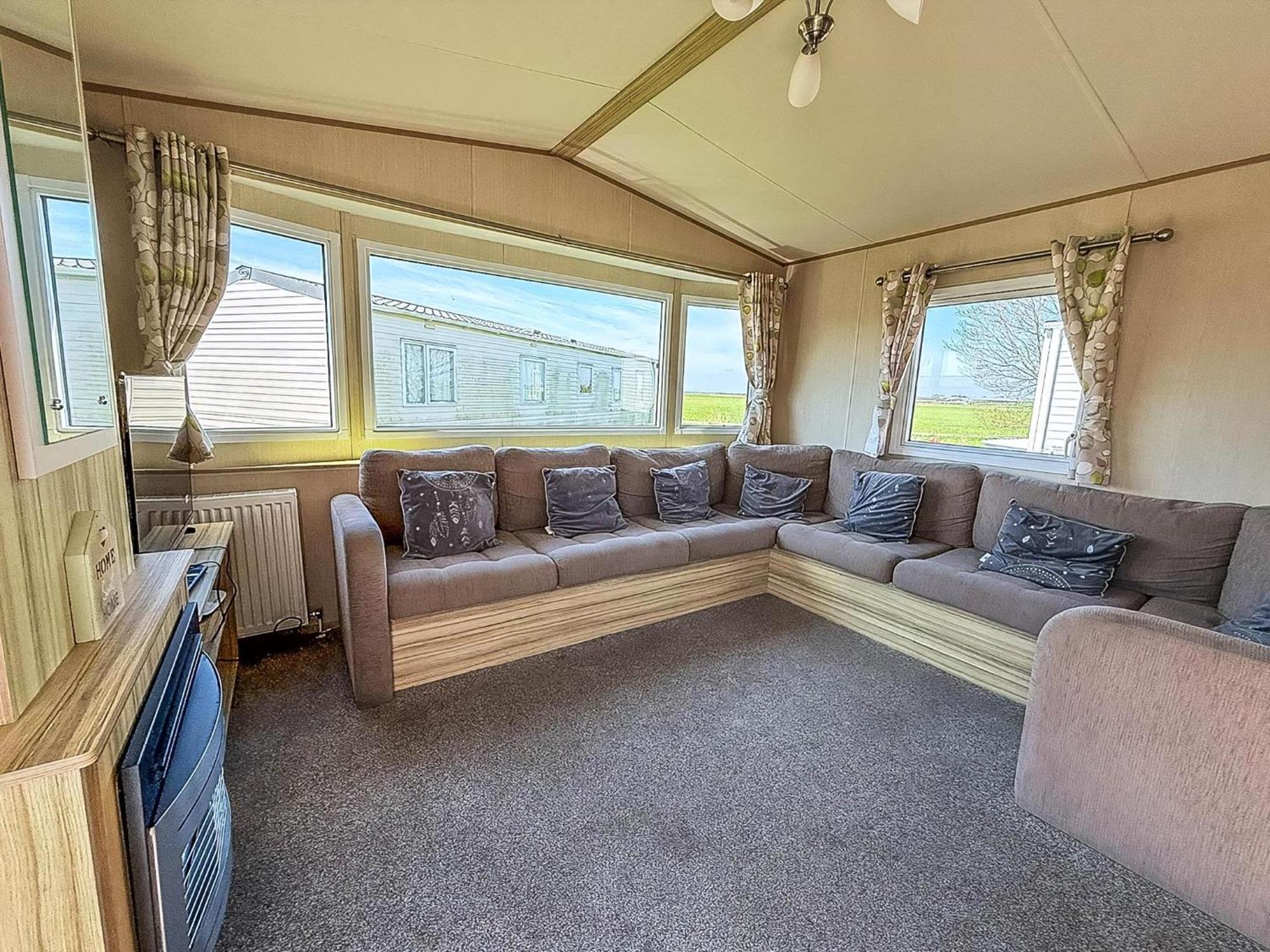 6 Berth Caravan For Hire With Wifi At Seawick Holiday Park In Essex Ref 27025Hv Clacton-on-Sea Εξωτερικό φωτογραφία