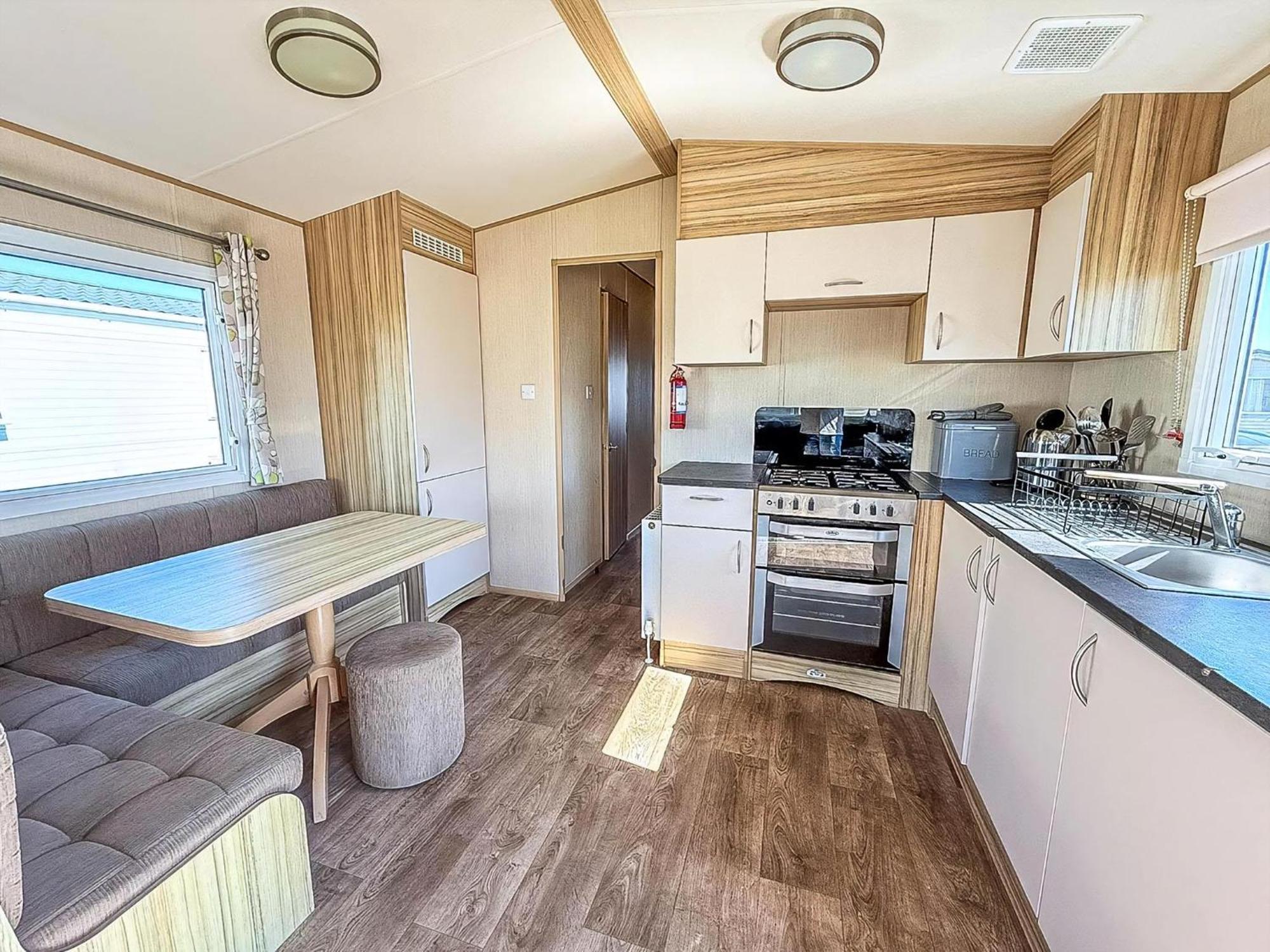 6 Berth Caravan For Hire With Wifi At Seawick Holiday Park In Essex Ref 27025Hv Clacton-on-Sea Εξωτερικό φωτογραφία